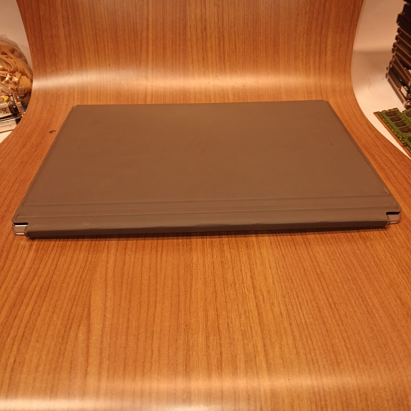 Closed HP Elite x2 G4 detachable laptop with keyboard cover attached