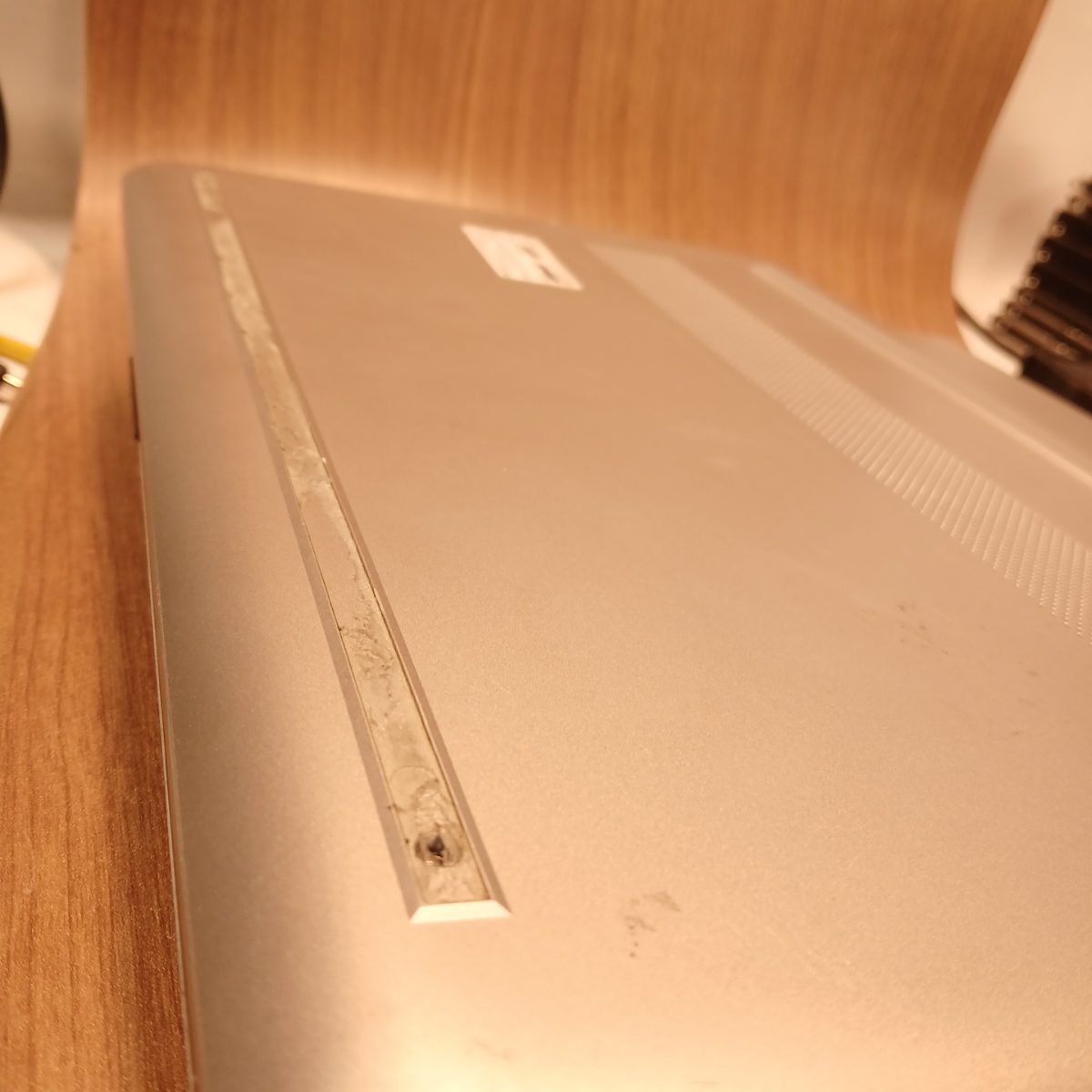 Bottom panel of HP 15-dy2091wm showing missing rear rubber foot strip