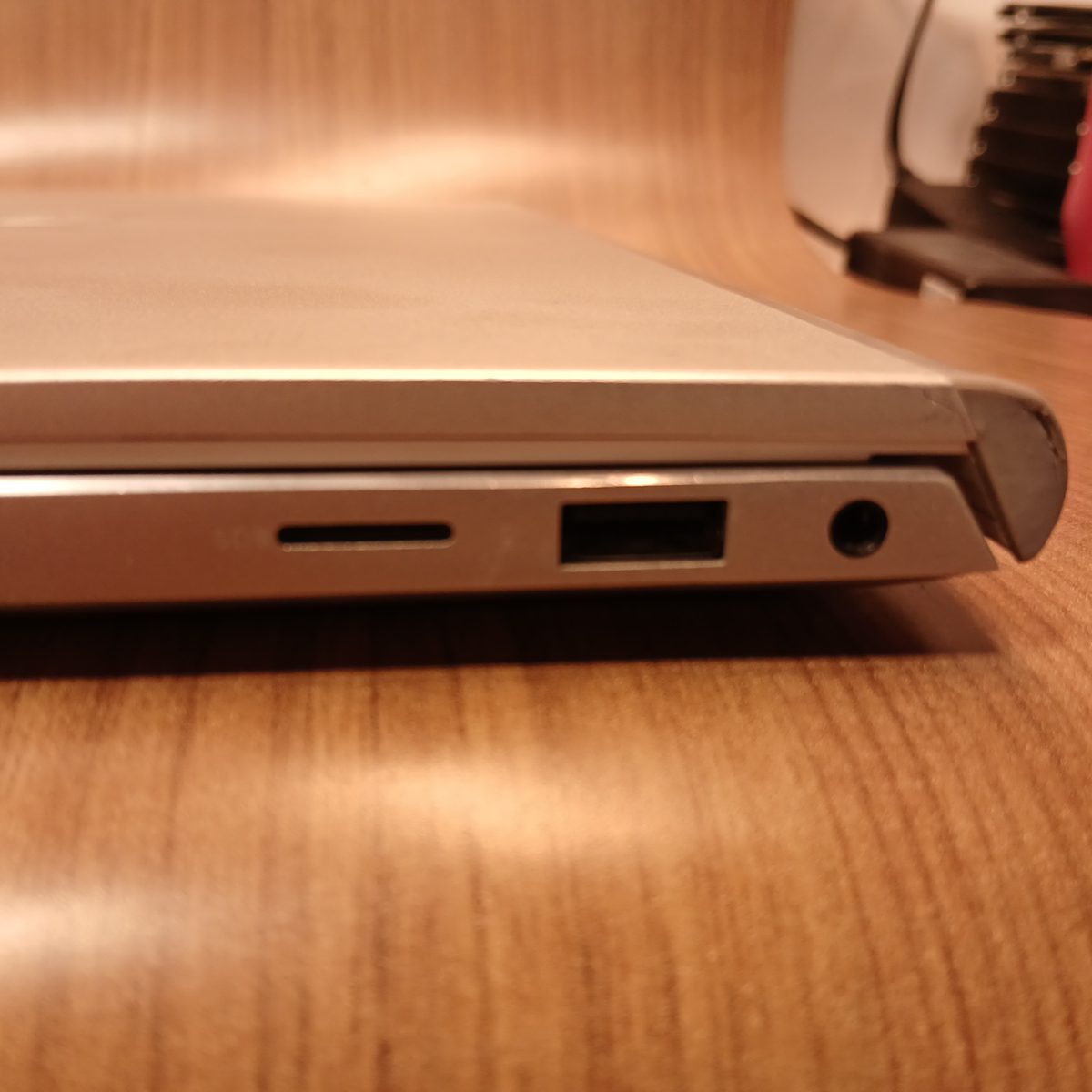 Right side ports on Dell Inspiron 15 7501 showing microSD card slot, USB-A port, and headset jack